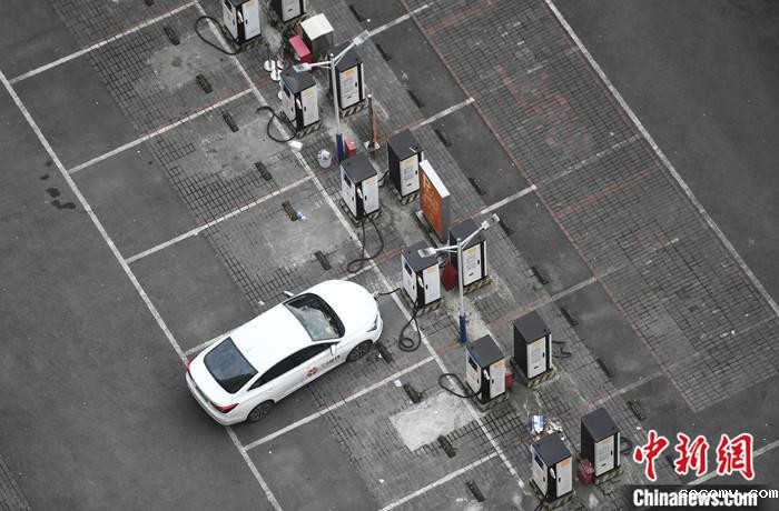 资料图：重庆大渡口一停车场内，车辆正在充电桩处进行充电。<a target='_blank' href='/'>中新社</a>记者 陈超 摄